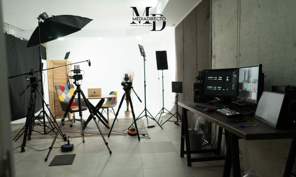 Plató de Media Directo con cámaras, luces y mesa de realización
