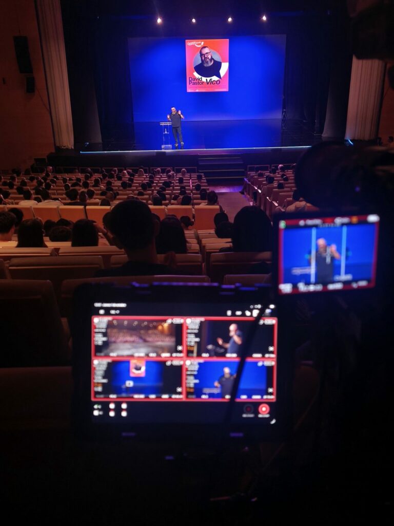 Grabación multicámara de la conferencia de David Pastor Vico en un auditorio