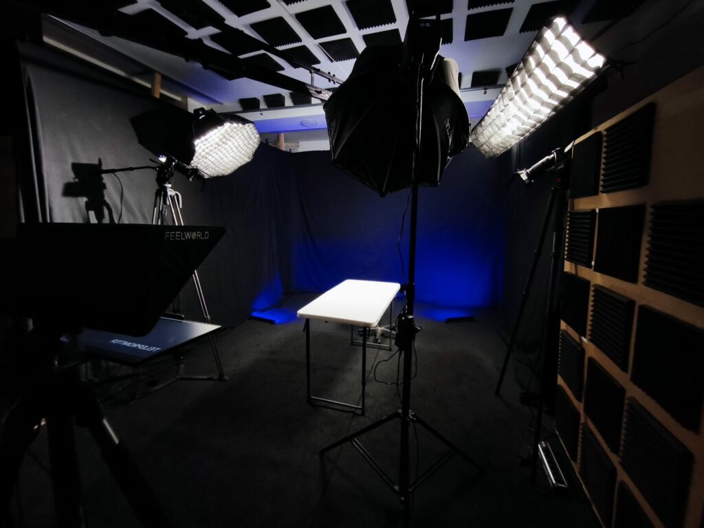 Plató de Media Directo preparado para grabar un curso online con teleprompter e iluminación