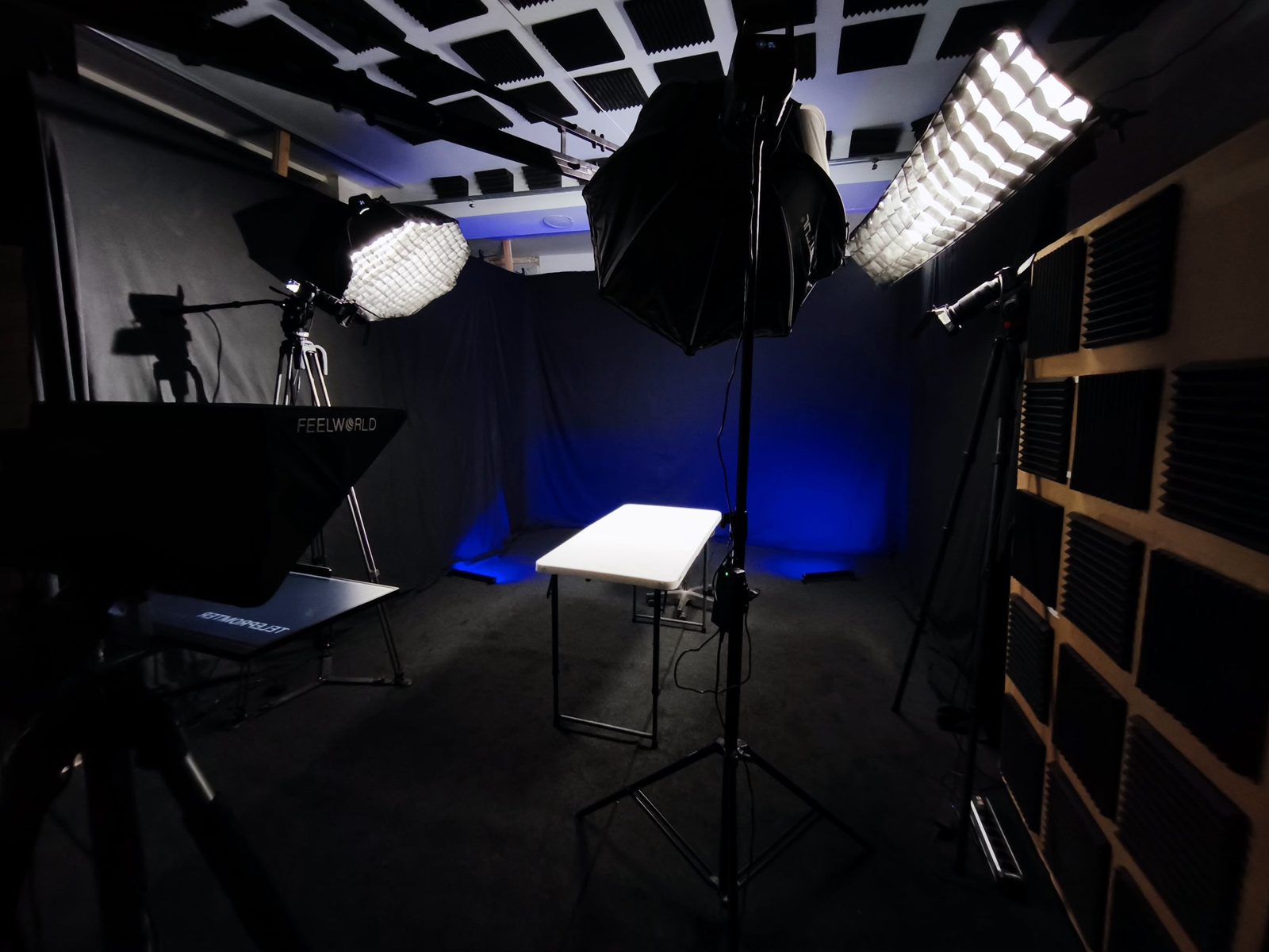 Plató de Media Directo preparado para grabar un curso online con teleprompter e iluminación