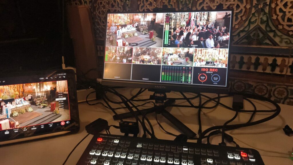 Retransmisión multicámara de una misa con mesa de realización ATEM
