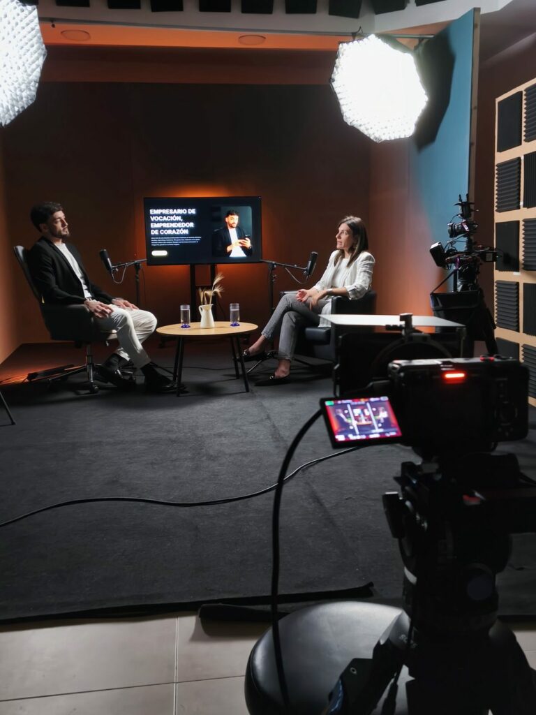Grabación de un videopodcast con dos invitados en el plató
