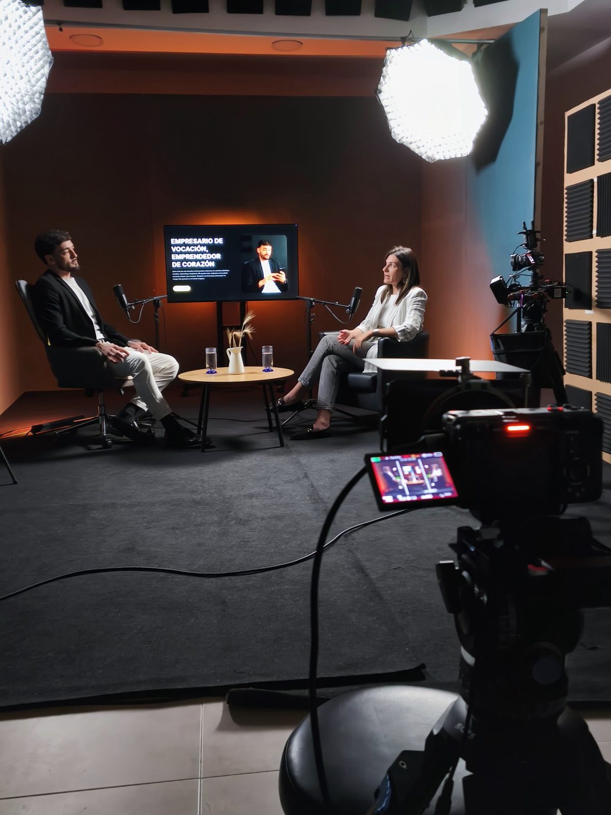 Grabación de un videopodcast con dos invitados en el plató de Media Directo